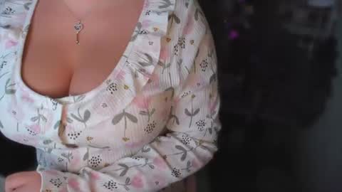 Snapshot of solisgaby chatting on July 18, 6:01 pm Gaby Solis online show from July 18, 6:01 pm