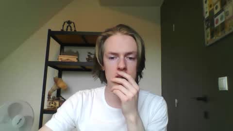 Snapshot of solomongumball chatting on December 17, 12:22 pm SOL online show from December 17, 12:22 pm