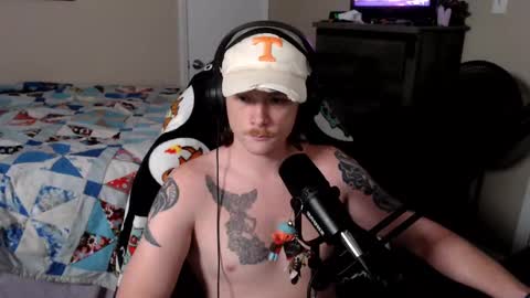 Snapshot of somethinqfunny chatting on December 19, 2:56 am Lover Boi online show from December 19, 2:56 am