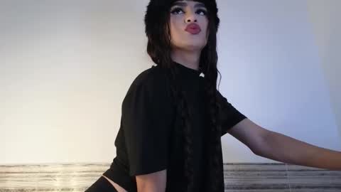 Snapshot of sophia_cambpell chatting on December 2, 9:32 pm Sophia online show from December 2, 9:32 pm