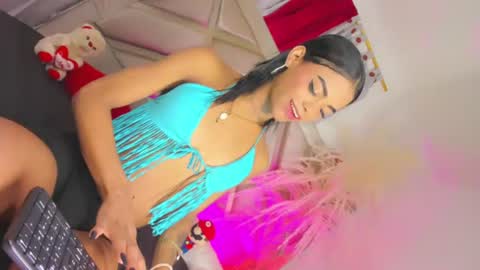 sophia_horny19 online show from July 8, 12:48 am