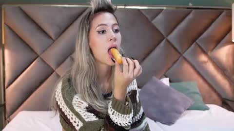 Snapshot of sophia_loreenn chatting on April 29, 12:09 pm Sofia online show from April 29, 12:09 pm