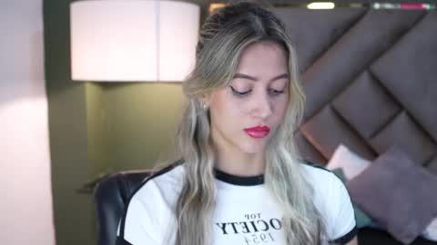 Snapshot of sophia_loreenn chatting on May 9, 11:59 am Sofia online show from May 9, 11:59 am