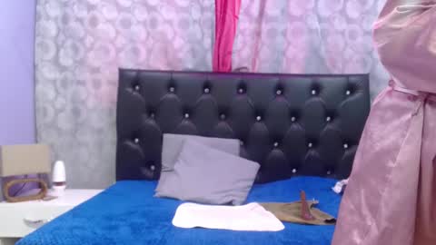 Snapshot of sophia_ny chatting on February 13, 9:06 pm SOPHIA online show from February 13, 9:06 pm