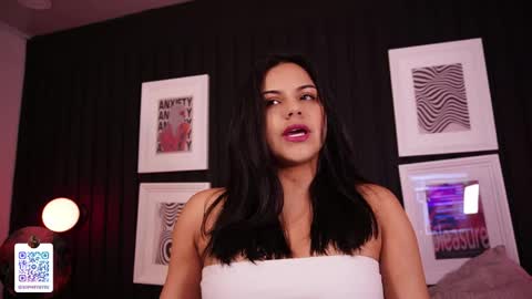 Snapshot of sophia_wilsonn_ chatting on May 6, 11:15 am Sofi online show from May 6, 11:15 am