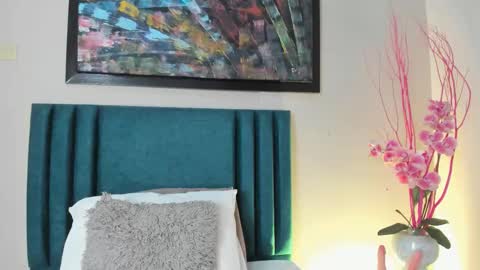 sophiacolliins online show from October 13, 12:16 pm