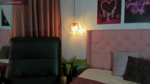 Snapshot of sophie__blare chatting on July 24, 5:22 pm sophie__blare online show from July 24, 5:22 pm