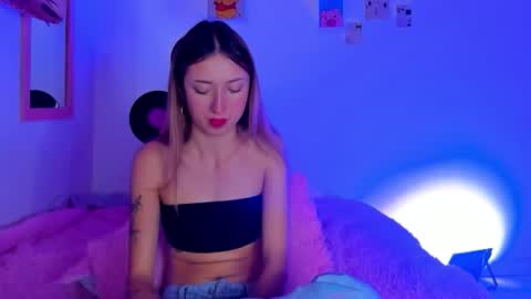 Snapshot of sophie_collins13 chatting on November 30, 5:22 am Sophie online show from November 30, 5:22 am