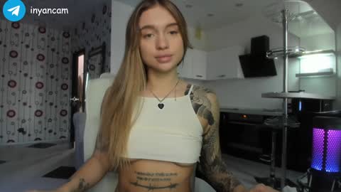 Snapshot of sophie_in chatting on December 5, 8:11 am Sonya online show from December 5, 8:11 am