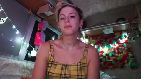 Snapshot of sophie_lovely chatting on February 15, 5:30 am derpy derpington online show from February 15, 5:30 am