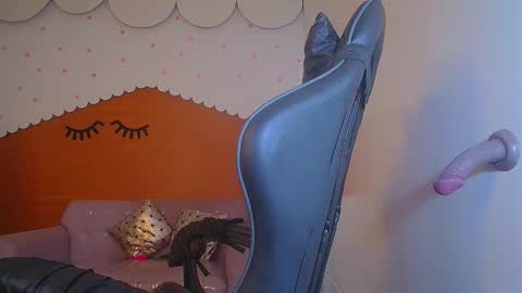 Snapshot of sophie_t_ chatting on December 18, 7:26 am Sofia online show from December 18, 7:26 am