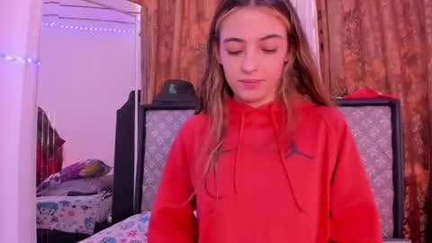 Snapshot of sophie_vega1 chatting on June 26, 5:17 pm Sophie online show from June 26, 5:17 pm