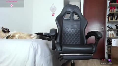sophiebaker__ online show from June 6, 2:27 am