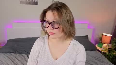 Snapshot of sophieblush chatting on June 15, 6:48 am Sophia online show from June 15, 6:48 am