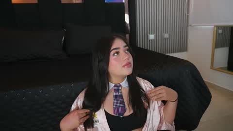 sophieflores_ online show from December 3, 9:46 pm