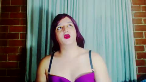 Snapshot of sophiehillsxo chatting on December 19, 3:46 am sophiehillsxo online show from December 19, 3:46 am