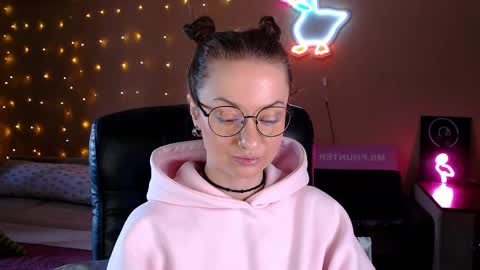 sophieleroux online show from May 6, 10:53 am