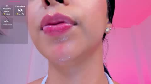 Snapshot of sophierooy chatting on December 14, 2:06 am sophierooy online show from December 14, 2:06 am