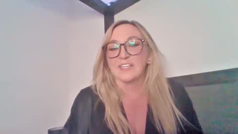 Snapshot of sophiextaylor chatting on December 21, 12:51 am Sophie Taylor online show from December 21, 12:51 am