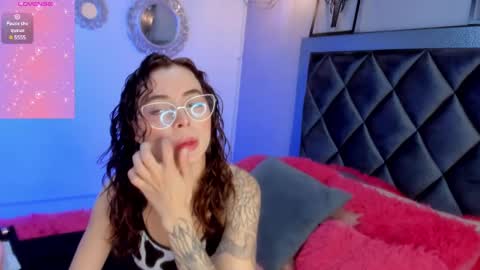 Snapshot of sophiia_gomezz_ chatting on January 6, 2:03 pm sophi online show from January 6, 2:03 pm