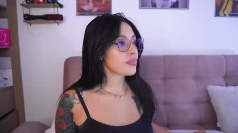 Snapshot of sophiiecums chatting on December 13, 9:09 pm Sophiie online show from December 13, 9:09 pm