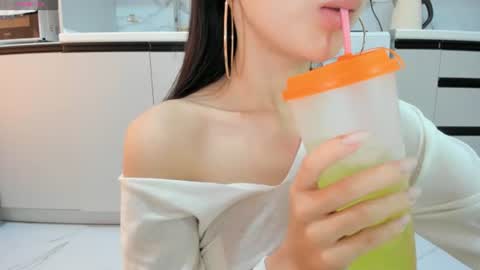 Mia online show from July 29, 9:18 am