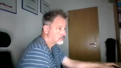 Snapshot of soundshark1974 chatting on August 5, 10:44 pm Soundshark online show from August 5, 10:44 pm