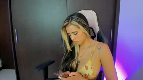 Snapshot of soycinthya_r chatting on June 23, 10:52 pm CINTHYA online show from June 23, 10:52 pm