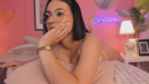 Snapshot of soysaraa_ chatting on March 6, 11:36 am Aleja online show from March 6, 11:36 am