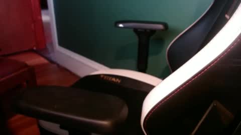 Snapshot of spankkmereddd chatting on October 6, 10:29 pm spankkmereddd online show from October 6, 10:29 pm