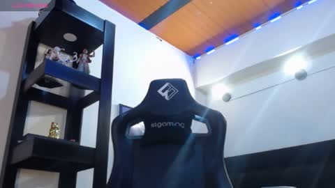 Snapshot of spartacus_cam chatting on December 12, 6:14 am online show from December 12, 6:14 am