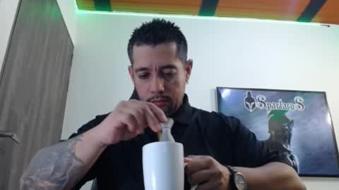 Snapshot of spartacus_cam chatting on December 16, 5:23 am online show from December 16, 5:23 am