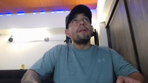 Snapshot of spartacus_cam chatting on May 13, 6:11 am online show from May 13, 6:11 am