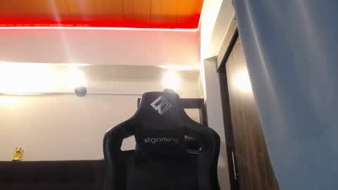 Snapshot of spartacus_cam chatting on June 2, 4:47 am online show from June 2, 4:47 am