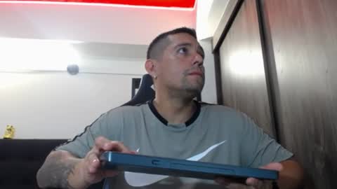 Snapshot of spartacus_cam chatting on June 19, 5:23 am online show from June 19, 5:23 am