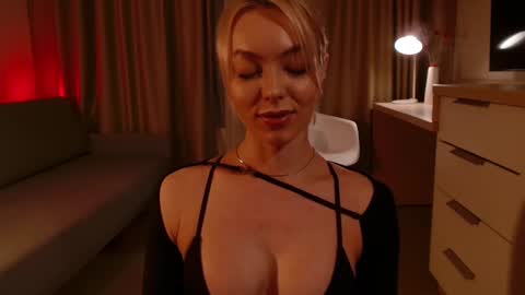 Elizabeth online show from December 1, 4:29 pm