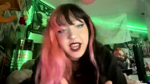 Pixie online show from October 31, 4:30 pm