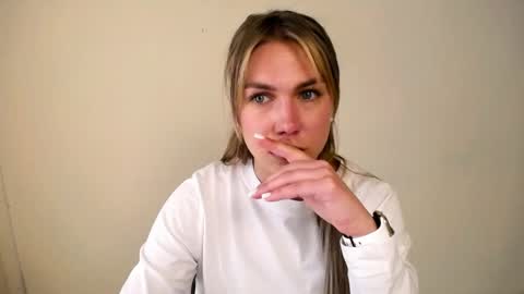 Snapshot of sport_tall_karina chatting on May 4, 8:10 am Karina online show from May 4, 8:10 am