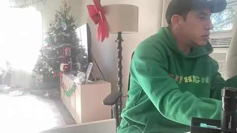 Snapshot of spun4feet chatting on December 16, 3:39 pm spun4feet online show from December 16, 3:39 pm