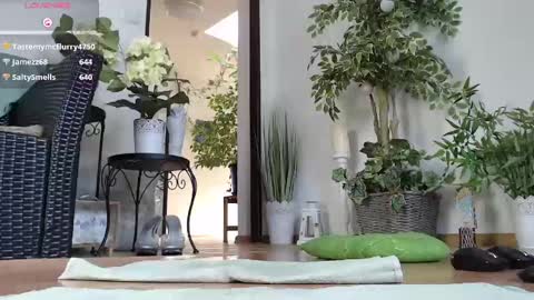 Snapshot of squirtmanica chatting on February 16, 10:32 am Monica online show from February 16, 10:32 am