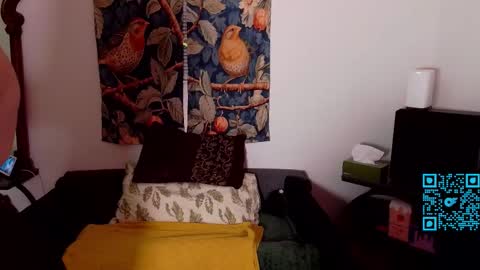 Snapshot of squrlgurl chatting on February 11, 1:32 am Earthling Gurl Michelle Allergy online show from February 11, 1:32 am