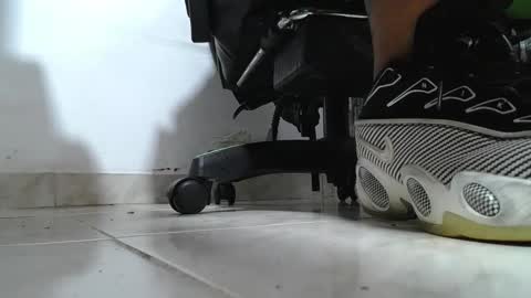 Snapshot of srfindomfeet_ chatting on May 4, 11:23 pm sr master cum its my old account online show from May 4, 11:23 pm