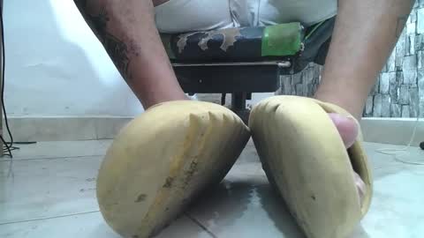 Snapshot of srfindomfeet_ chatting on June 1, 6:26 am sr master cum its my old account online show from June 1, 6:26 am