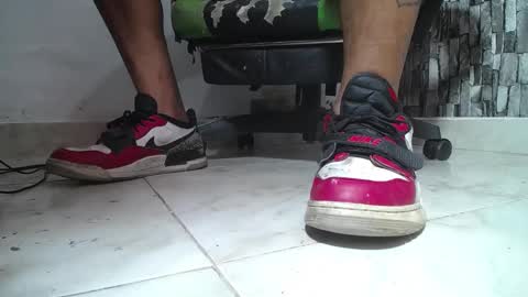 Snapshot of srfindomfeet_ chatting on June 4, 4:02 pm sr master cum its my old account online show from June 4, 4:02 pm