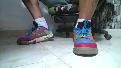 Snapshot of srfindomfeet_ chatting on June 7, 10:24 pm sr master cum its my old account online show from June 7, 10:24 pm