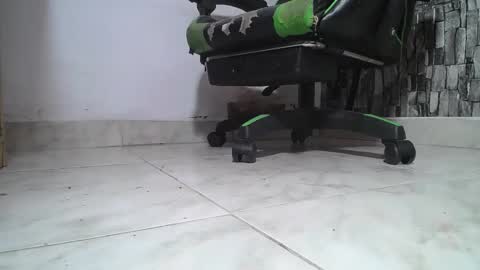 Snapshot of srfindomfeet_ chatting on June 8, 5:02 pm sr master cum its my old account online show from June 8, 5:02 pm
