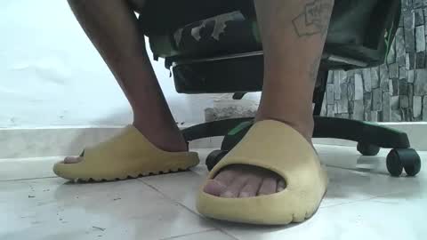 Snapshot of srfindomfeet_ chatting on June 11, 12:08 am sr master cum its my old account online show from June 11, 12:08 am
