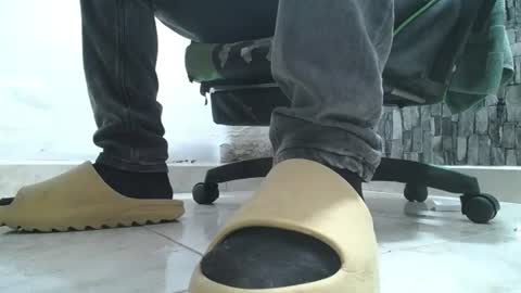 Snapshot of srfindomfeet_ chatting on June 13, 7:39 am sr master cum its my old account online show from June 13, 7:39 am