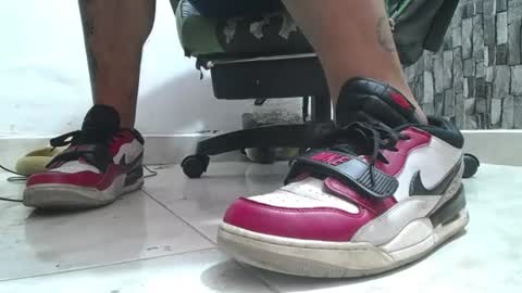Snapshot of srfindomfeet_ chatting on June 16, 7:27 pm sr master cum its my old account online show from June 16, 7:27 pm