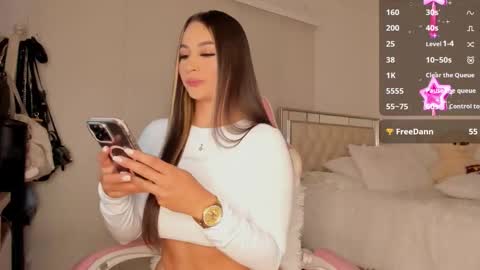 Snapshot of srita_laura chatting on December 3, 3:47 am Laura online show from December 3, 3:47 am